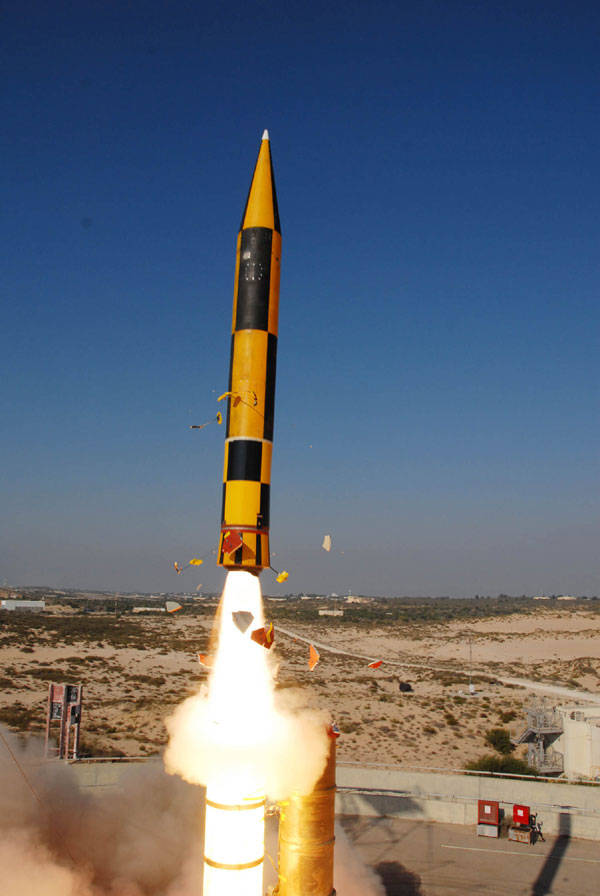 Израел изпитва ускорено новата противоракетна система Arrow-3