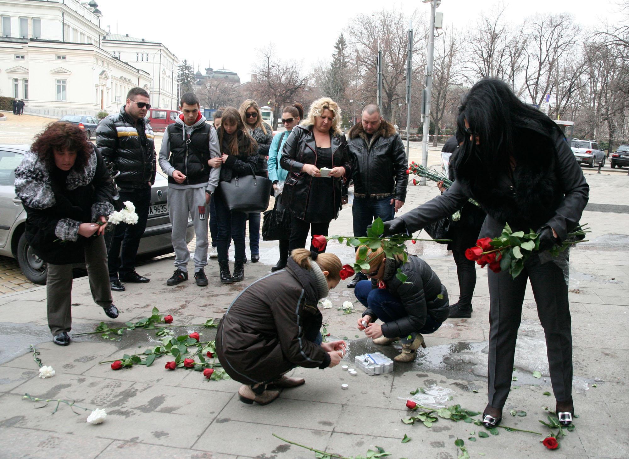 Цветя пред Народното събрание за убития полицай