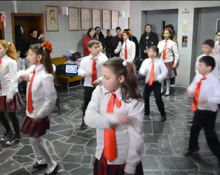 Даскали карат ученици да танцуват чалга (видео)