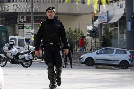Такси изхвърли мистериозен българин без памет пред посолството ни в Атина