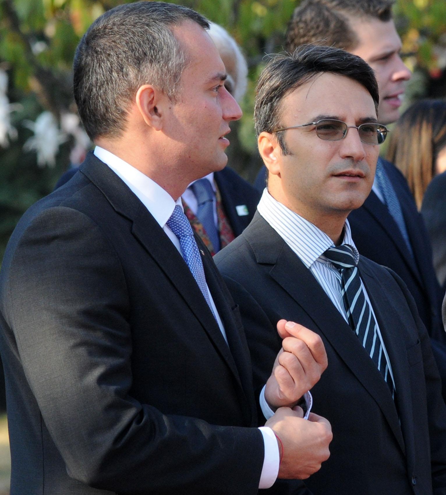 Премиерът даде рамо на Николай Младенов