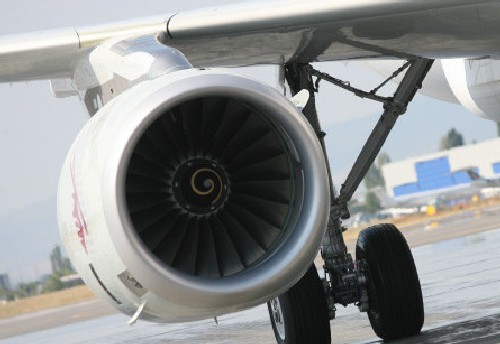 Дупка в крилото на самолет побъркала руски пасажери 