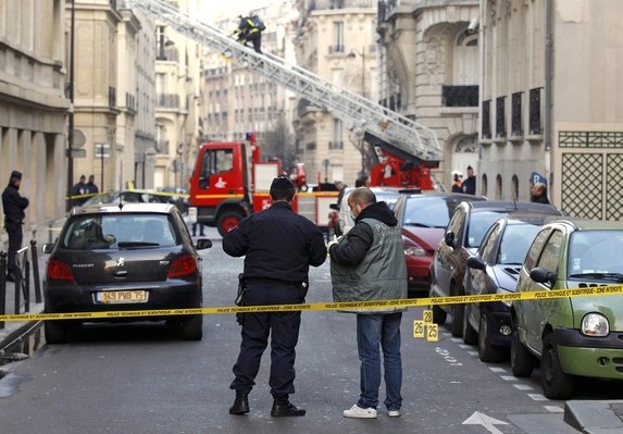 Взривиха бомба пред посолство в Париж