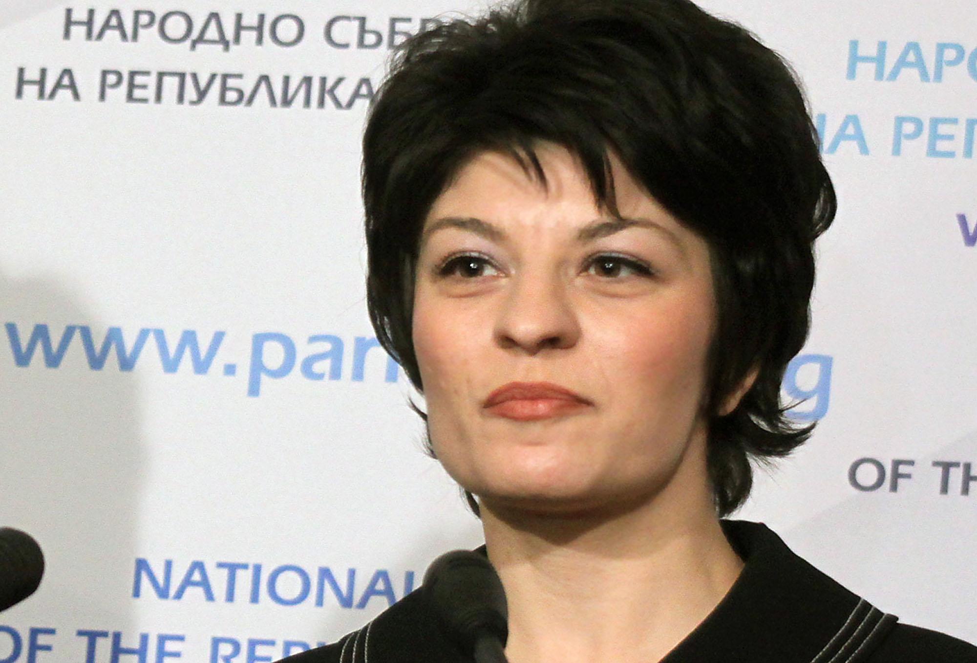 Десислава Атанасова подписа да отпадне лимитът за лечение на деца 