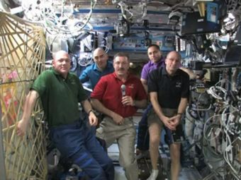 Екипажът на МКС се крие в космическите кораби „Союз”