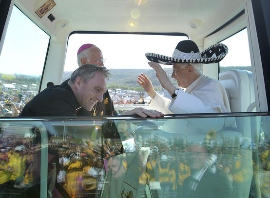 Папата нахлупи сомбреро пред 300 000 в Мексико