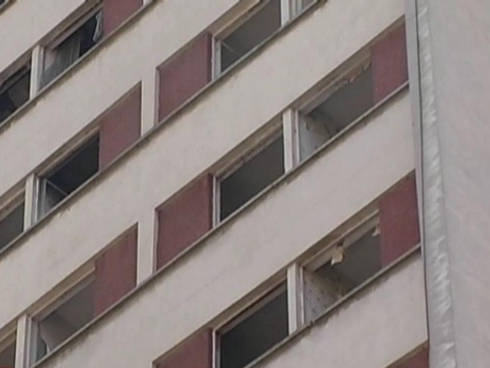 Роми обезкостиха 16-етажен блок