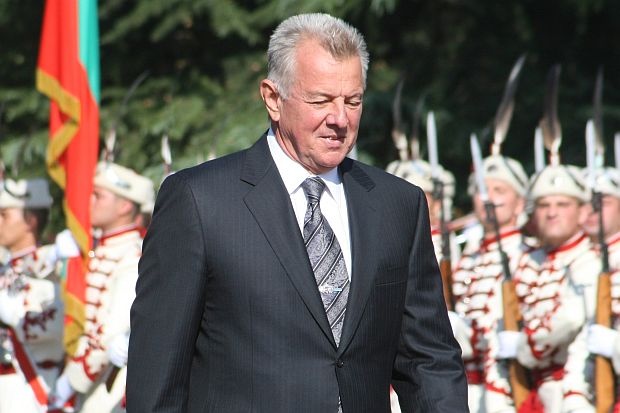 Свалят унгарския президент заради българин?