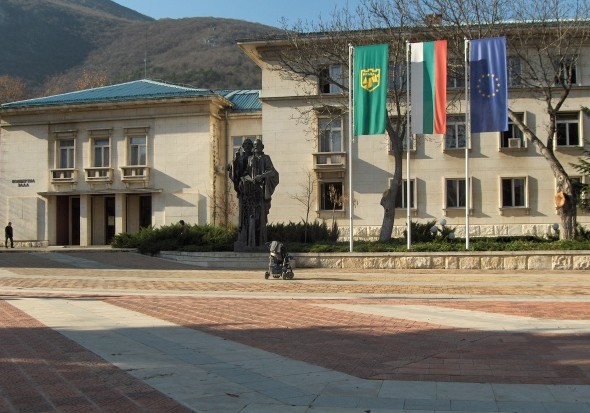 Служителка сви 20 бона от община Враца