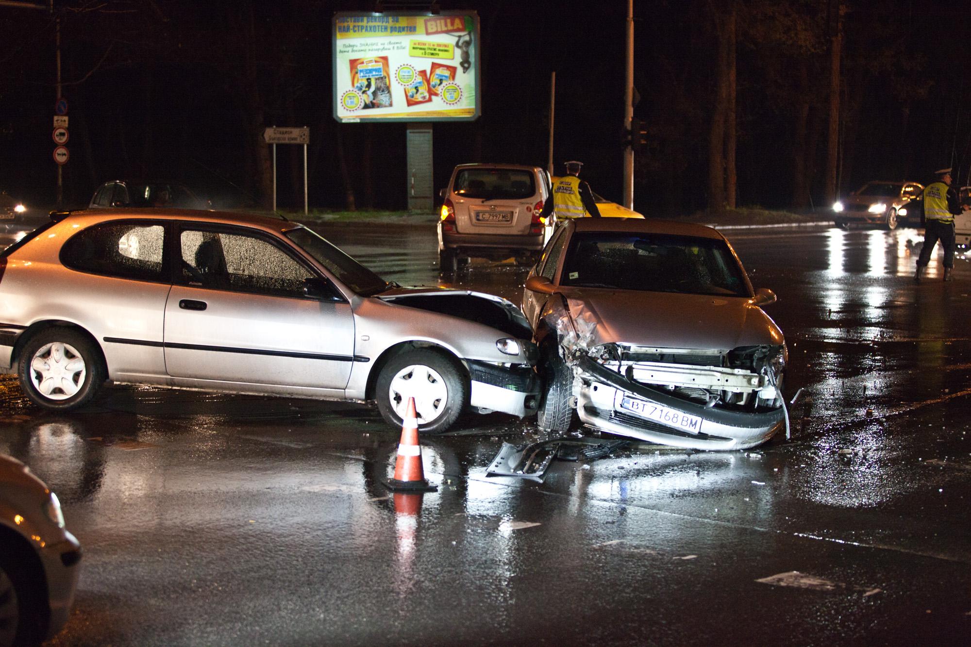 Три автомобила катастрофираха при тв кулата в София (снимки)
