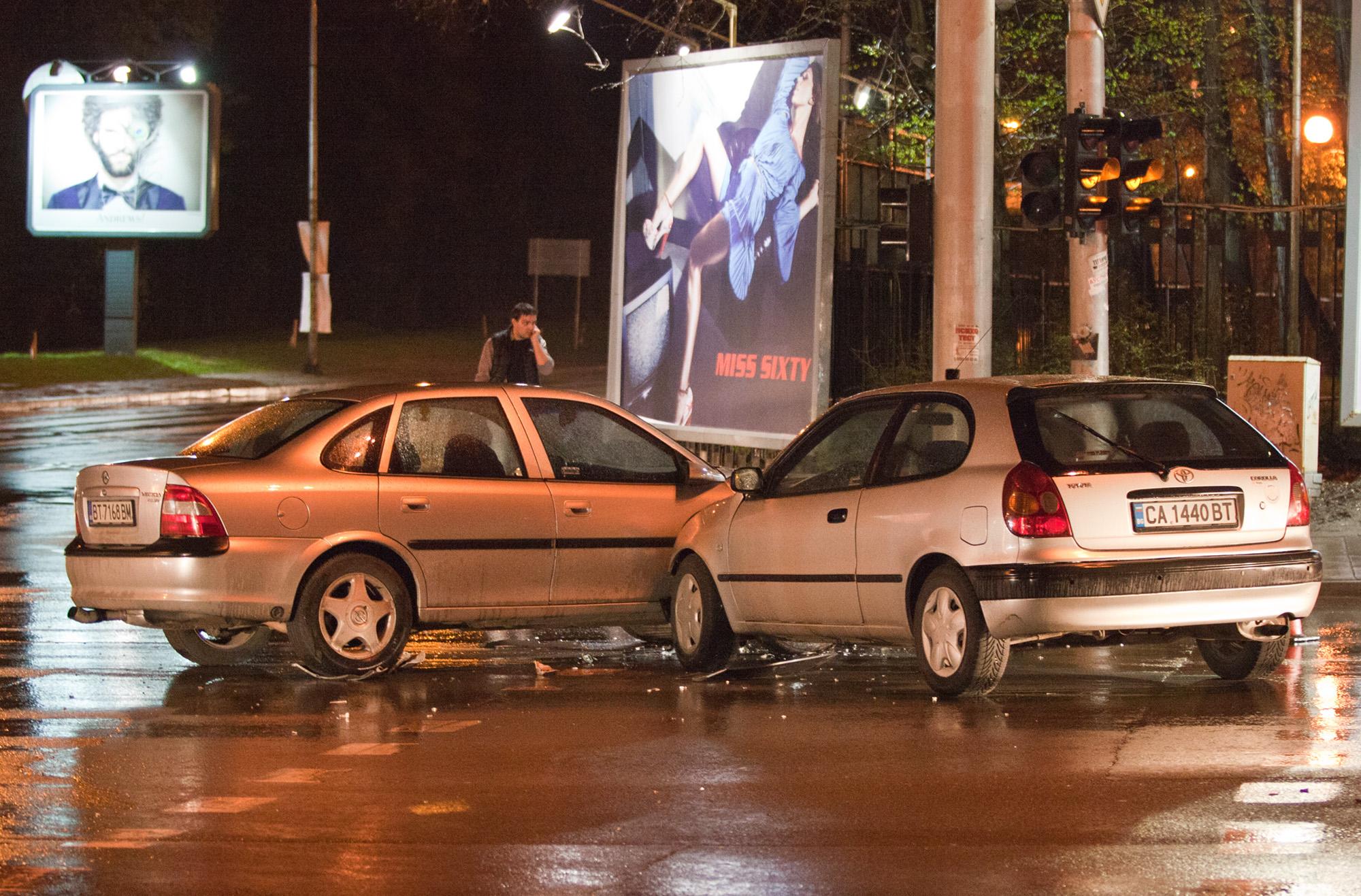 Три автомобила катастрофираха при тв кулата в София (снимки)