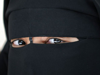 Във Франция за година 300 мюсюлманки са глобени за носене на паранджа