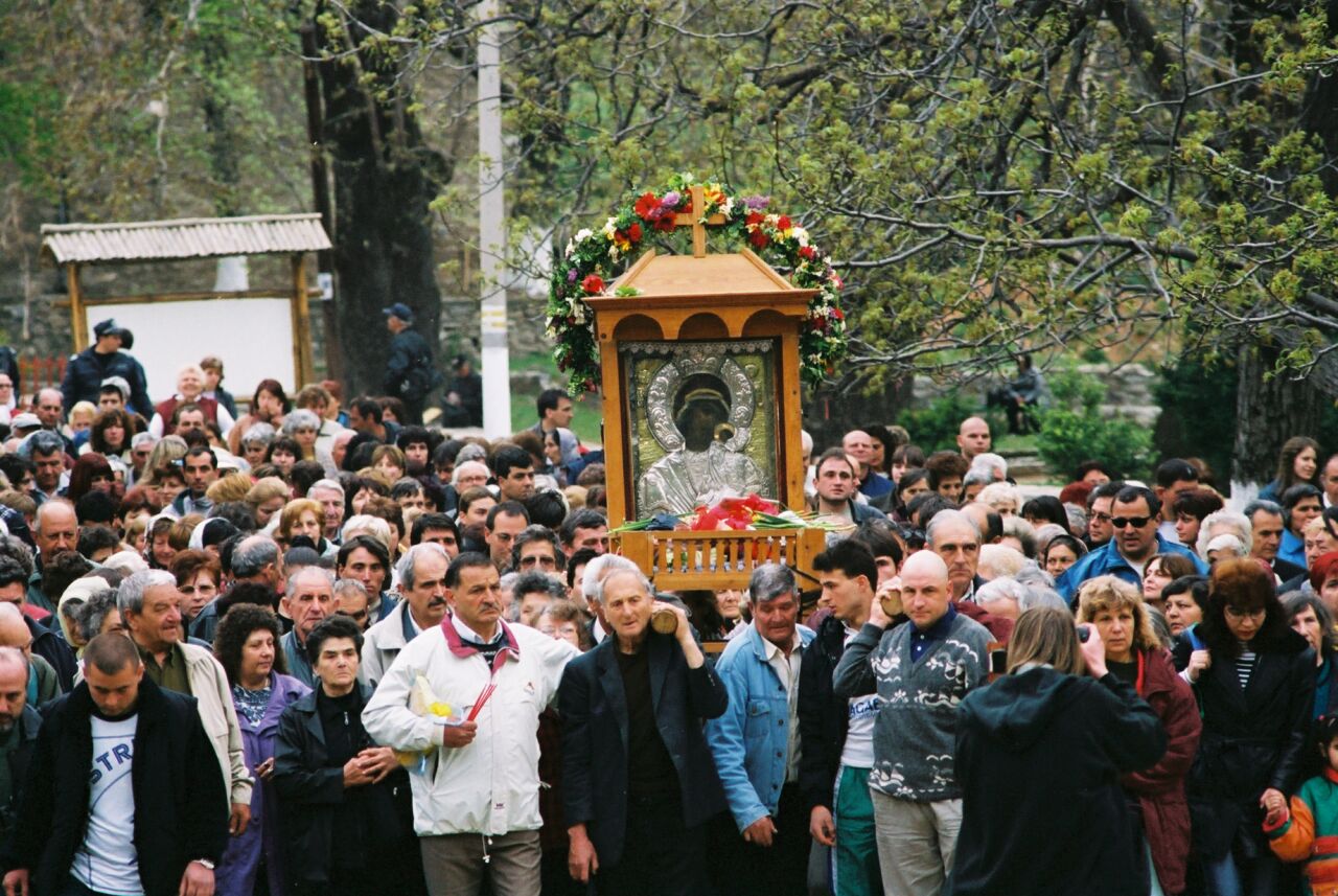 Дубликатът на чудотворната Бачковска икона изгони миряните от шествието