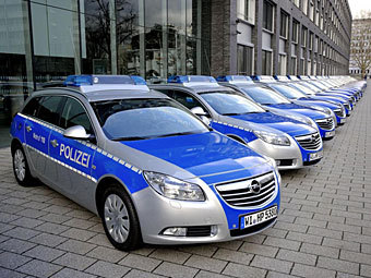 Немските полицаи не се побират в новите патрулни коли Opel Insignia