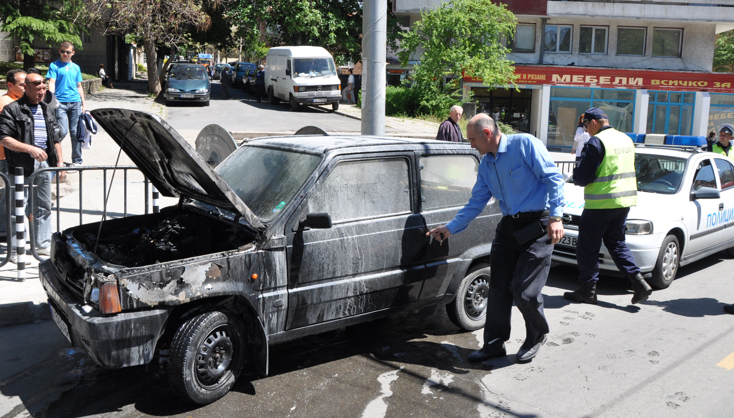 Изгоря колата на застраховател на автомобили