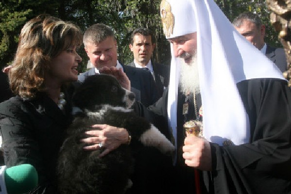 Кучето Троян - ВИП пътник в самолета на руския патриарх