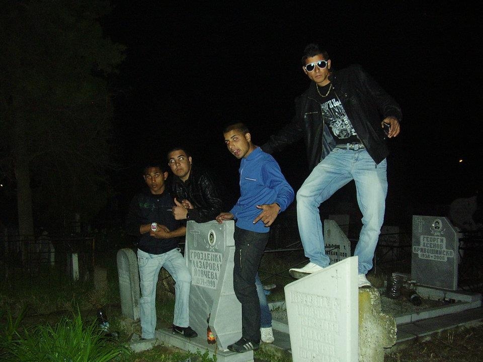 Шок! Цигани си правят фотосесия в бг гробище, пускат снимките във &quot;Фейсбук&quot;