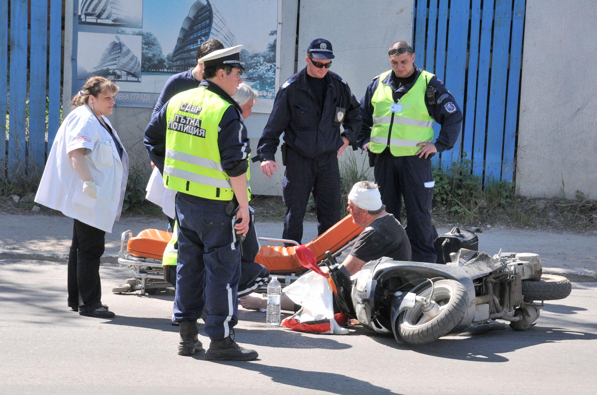 Ексклузивно в БЛИЦ: Откъсната ръка и счупен гръбнак в две катастрофи с мотори в София