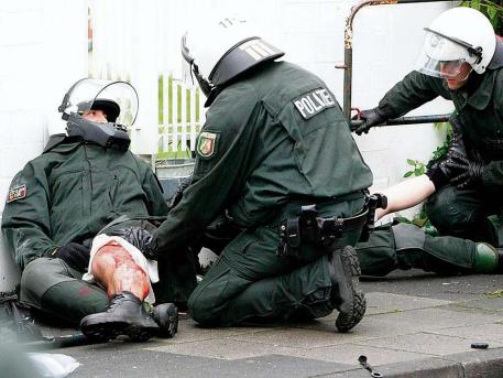 Ислямист рани двама немски полицаи