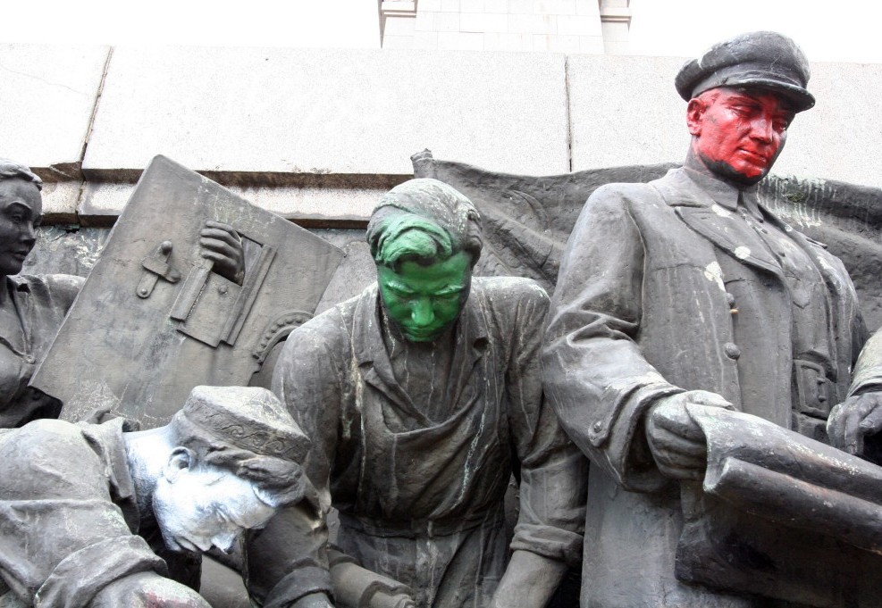 Пак пребоядисаха паметника на съветската армия