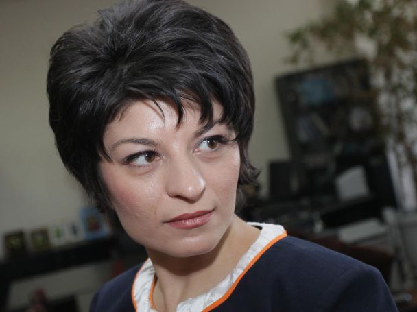 Десислава Атанасова разби Герджиков: В ролята си на смокинов лист на БСП размаха червената метла! 