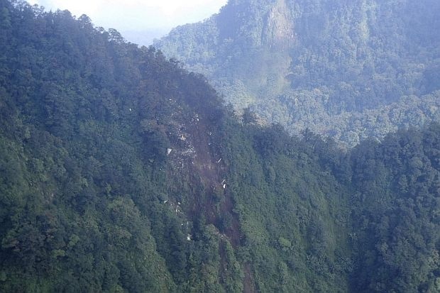 Няма живи от самолетната катастрофа в Индонезия
