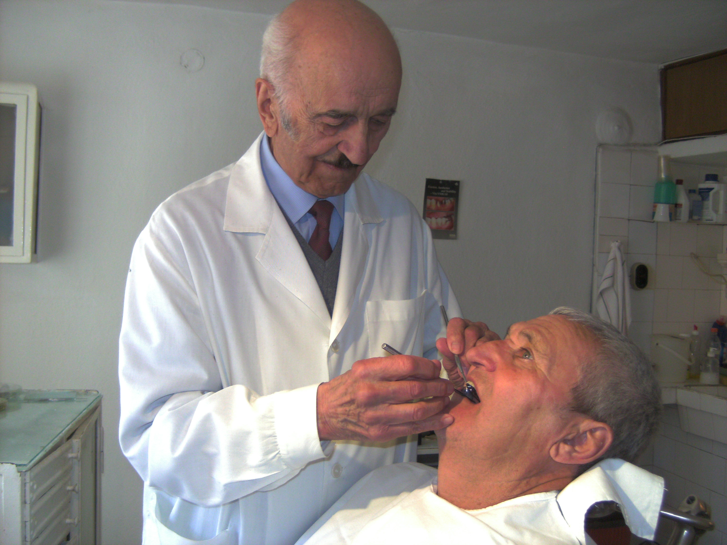 90-годишният зъболекар д-р Кръстьо Вакарелов: Лекувах зъбите на ...