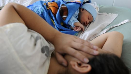 Болна от К-19 13-годишна роди недоносено бебе в Казанлък