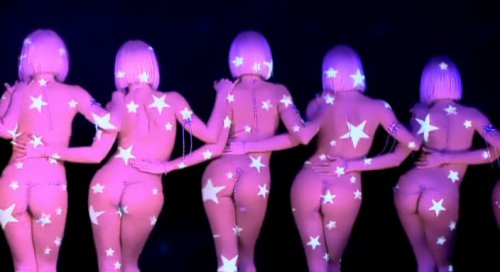 Париж в потрес: Прочутите голи танцьорки от Крейзи хорс от снощи стачкуват