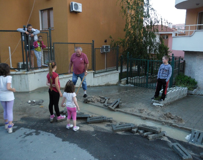 Англичанин спасява съседи българи от потоп, те с ръце в джобовете (СНИМКИ)