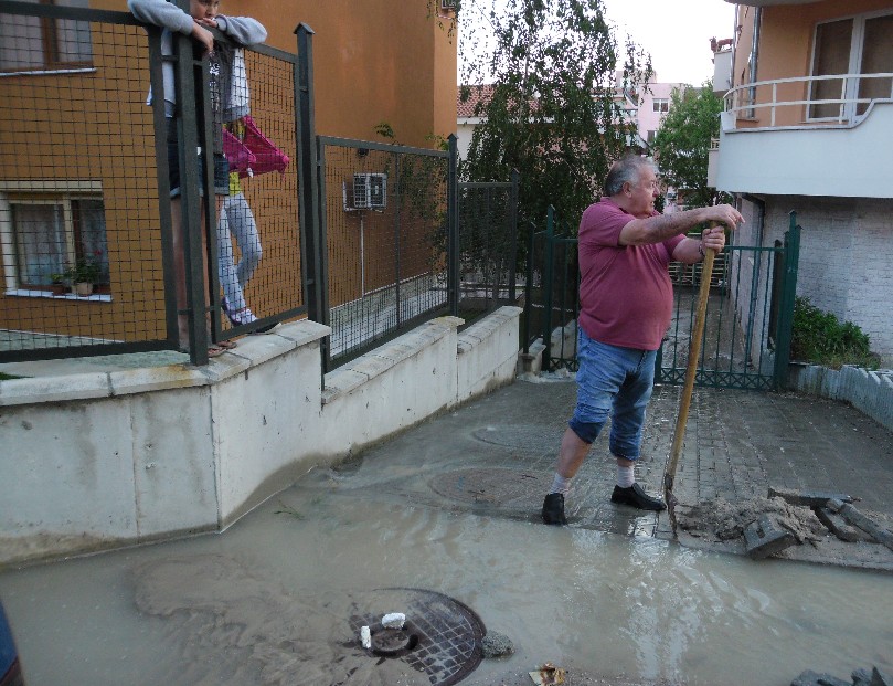 Англичанин спасява съседи българи от потоп, те с ръце в джобовете (СНИМКИ)