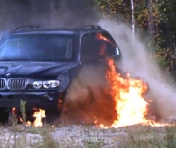 Конкуренти взривиха BMW X5 на строителен бос 