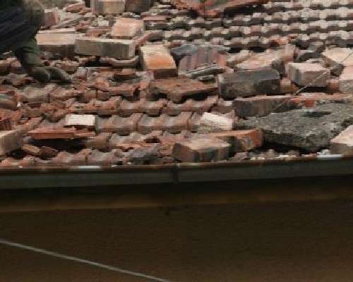 В Перник продължават да разчистват отломките