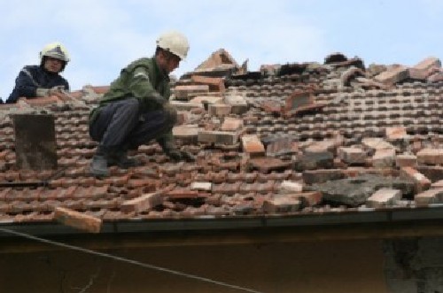 Пострадалите от земетресението извиха опашки за помощи в Перник