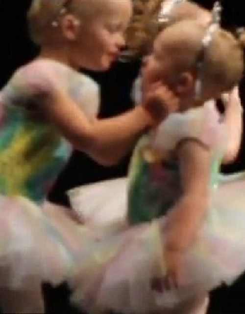 Млади балерини се сбиха на сцената (ВИДЕО)