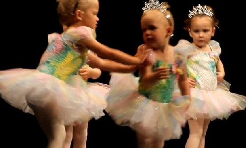 Млади балерини се сбиха на сцената (ВИДЕО)