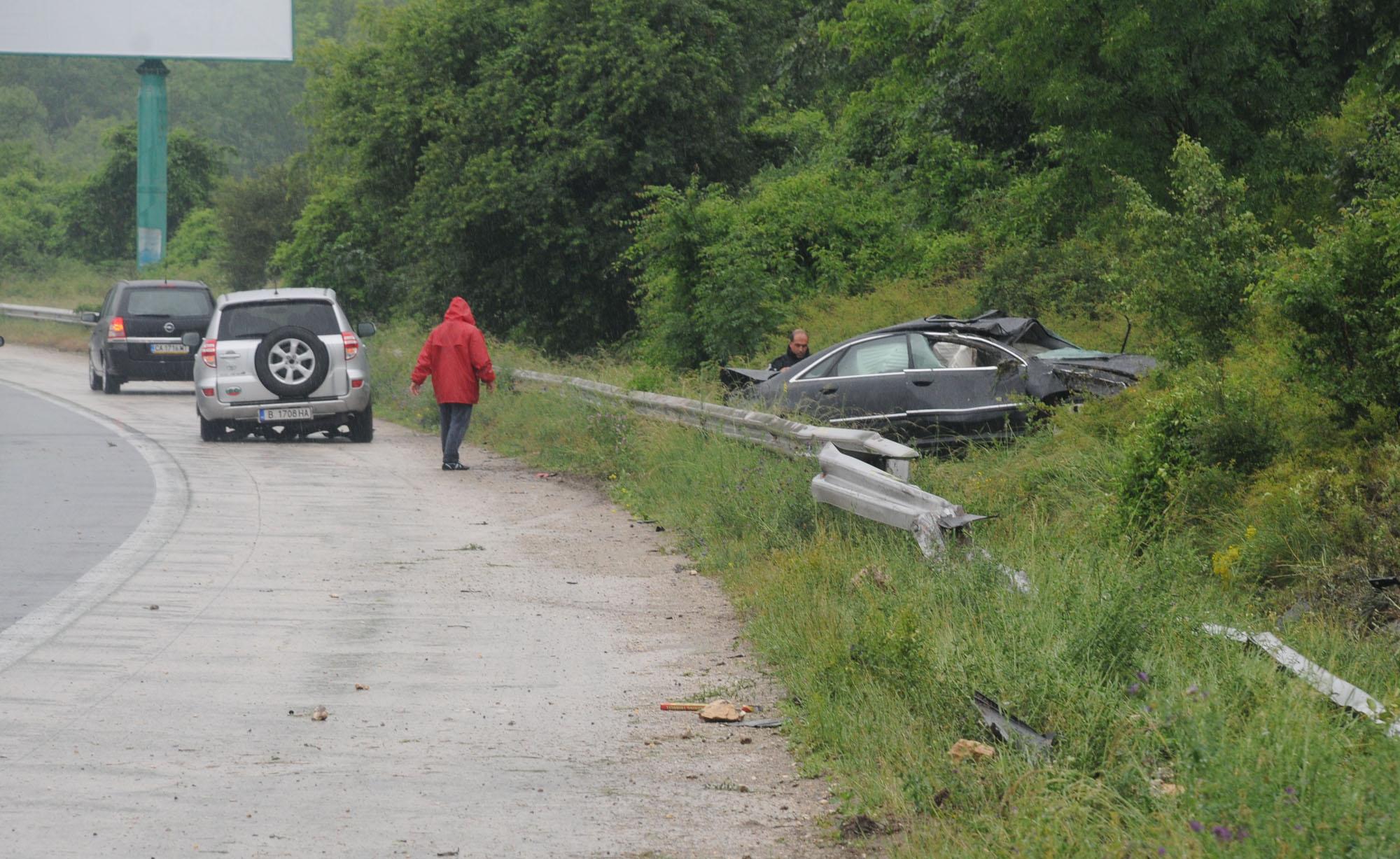 Наводнен участък на магистралата край Варна причини две катастрофи