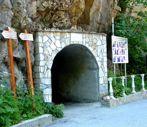 Ексцентрици се женят в родопска пещера на 12.12.2012 година