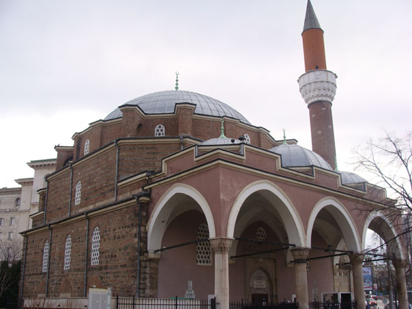 Столичната джамия се напука от земетресението