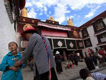 В Тибет са арестувани стотици след самозапалванията на будистките монаси