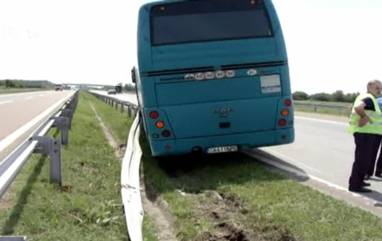Пиян сърбин блъсна български автобус 