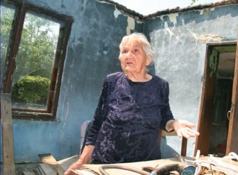 Тъжно! 85-годишна старица живее под открито небе след пожар 