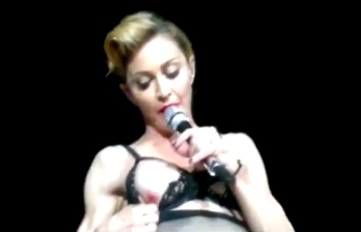 Мадона показа цици в Турция