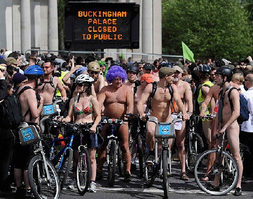 Голи велошествия: В Мадрид се съблякоха, в Лондон се притесниха (СНИМКИ/ВИДЕО)