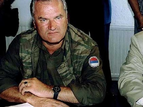 Трибуналът в Хага даде доживотна присъда на Ратко Младич, той отговори с люти сръбски псувни (ВИДЕО)