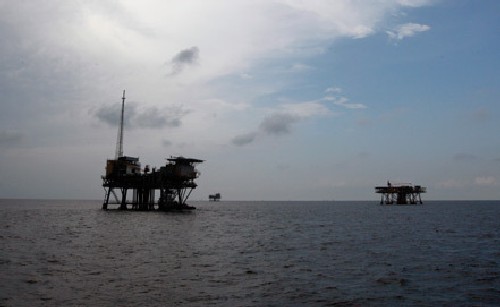 Извънредно положение в Луизиана, евакуират петролни платформи в Мексиканския залив 