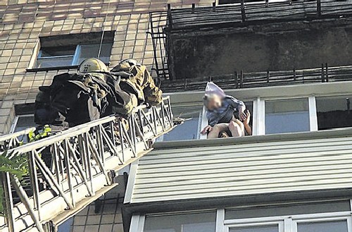 Баба, усмирявайки младежи, се хвърли от 8-мия етаж и оцеля 
