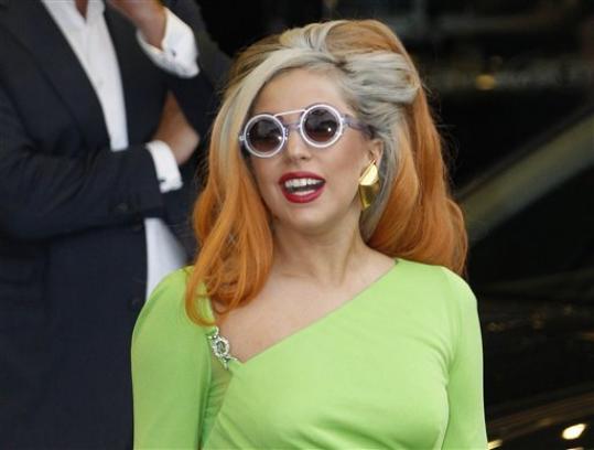 Лейди Гага идва в София с диван от пържоли