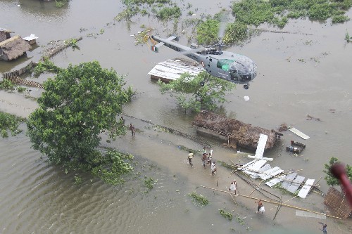 Най-малко 77 души загинаха от наводнения в Индия 