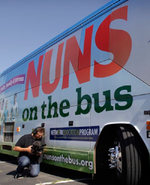 Монахини на кръстоносен поход с автобус, за да помагат на бедни и беззащитни
